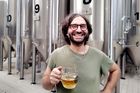Samuele, sládek pivovaru Lucky Brews v italské Vicenze, držící v ruce český ležák pojmenovaný "Praha 12". 12. září 2025.