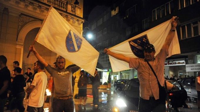 Okamžitě poté, co agentury oznámily zprávu o zatčení Radovana Karadžiče, vypukly v ulicích bosenského hlavního města Sarajeva noční oslavy.