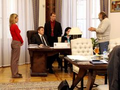 On line rozhovoru s Miloslavem Vlčkem přihlíželi hned tři jeho poradci. A radili, jak nejlépe odpovídat.
