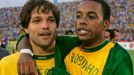 Brazilci Diego a Robinho oslavují vítězství ve finále Copa América nad Argentinou.