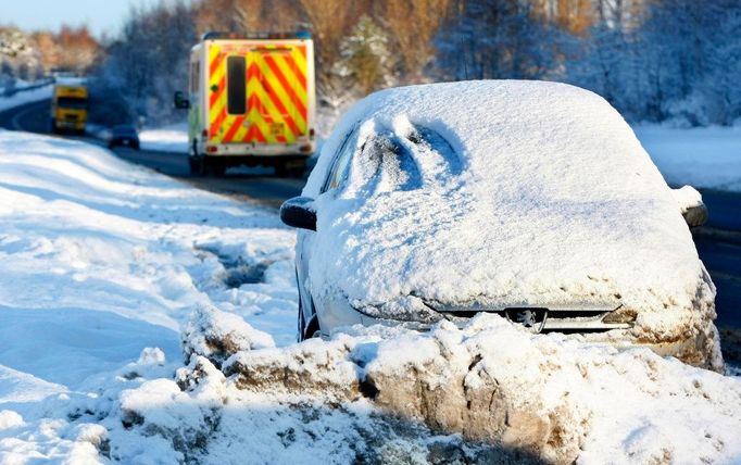 Opuštěné auto u silnice poblíž Livingstonu, ve Skotsku.