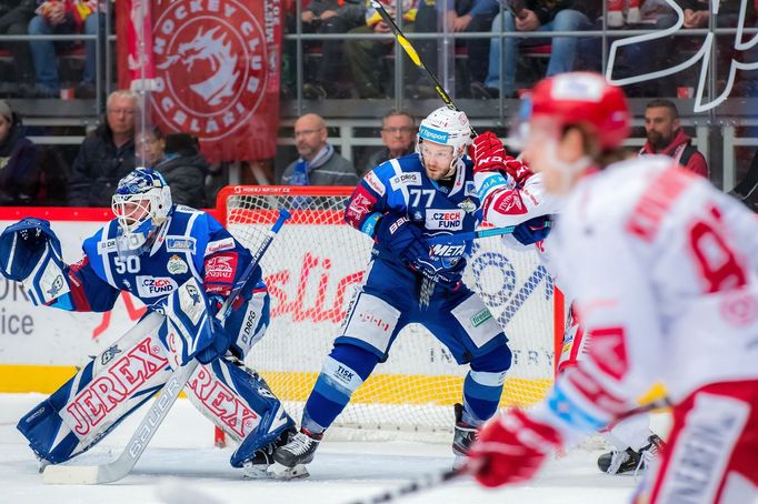 15. kolo hokejové extraligy 2019/20, Třinec - Kometa: Brněnský brankář Karel Vejmelka (50) a obránce Jan Štencel (77).