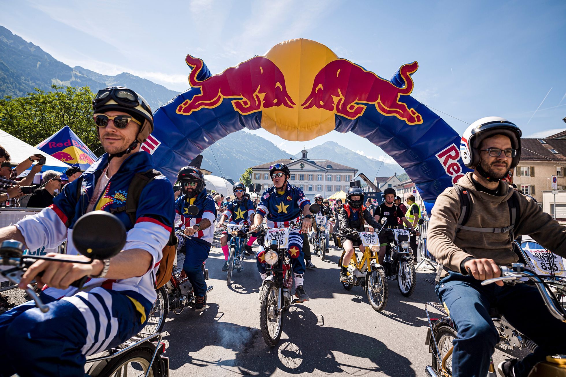 Závody mopedů po švýcarsku. Fotografie z akce Red Bull Alpenbrevet 2022