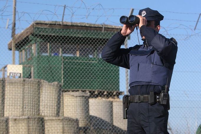 Provoz na přechodu zajišťují kosovští celníci. Nový stát už má vlastní policii.