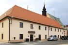 Pivovar Permon: Sládek Jan Rada vaří v sokolovském minipivovaru širokou škálu piv, ale jedno mají společné - jsou nepasterovaná, vyráběna tradičními postupy za použití hanáckého ječného sladu a žateckého chmelu. Kromě klasických světlých a tmavých piv experimentuje Permon s různými příchutěmi (višeň, borůvka, pomeranč) a v jeho portfoliu se objevuje i konopný speciál. Adresa: Komenského 77, Sokolov. Druhy piv: světlý ležák filtrovaný, Permon India Pale Ale, pšeničný speciál, extra premium světlý 17°, polotmavý ležák