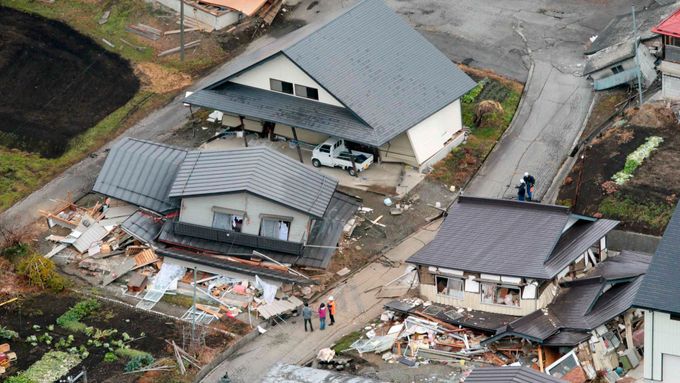 Domy v japonské Hakubě, které byly poničeny silným zemětřesením.