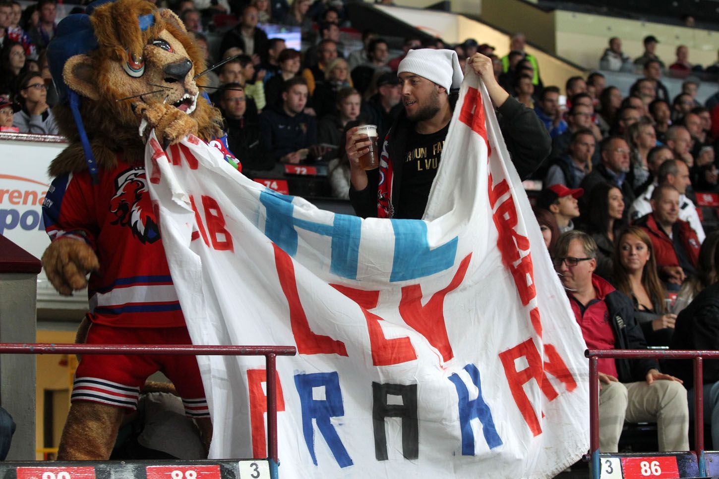 Hokej, KHL, Lev Praha - Dynamo Moskva: maskot s transparentem