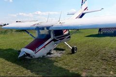 V Praze havarovalo při přistání malé letadlo, pilot je v nemocnici