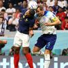 Jules Koundé a Harry Kane ve čtvrtfinále MS 2022 Anglie - Francie