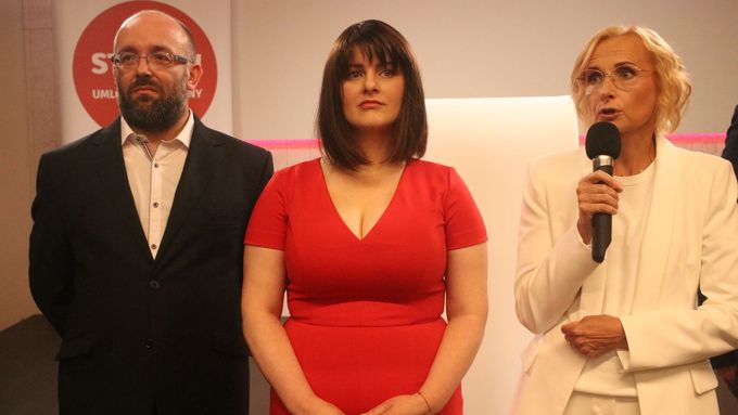 Aktuálněš.cz zachytilo chvíle, kdy se šéfka SOCDEM Jana Maláčová a následně šéfka KSČM Kateřina Konečná dostaly pod tlak novinářských dotazů.