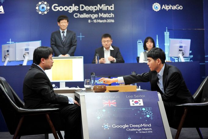 Světový šampion ve hře Go Lee Se-dol zahajuje partii proti umělé inteligenci, programu AlphaGo, respektive proti programátorovi Aja Huangovi.