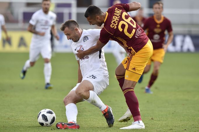 Fortuna liga: Zleva Jiří Krejčí ze Slovácka a Ivan Schranz z Dukly.