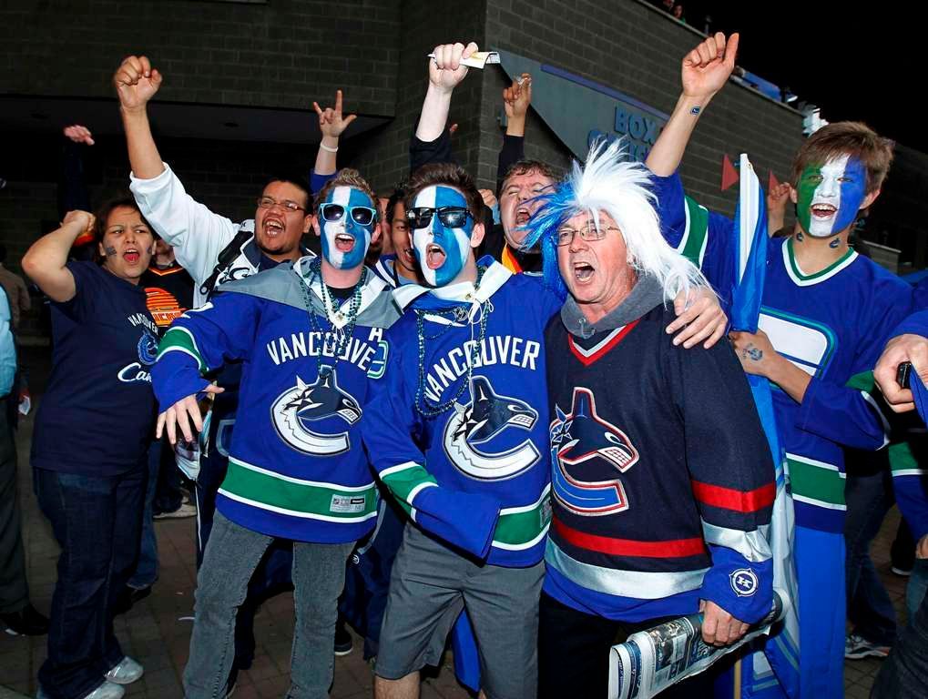 Finále NHL mezi Bostonem a Vancouverem si fanoušci užívají