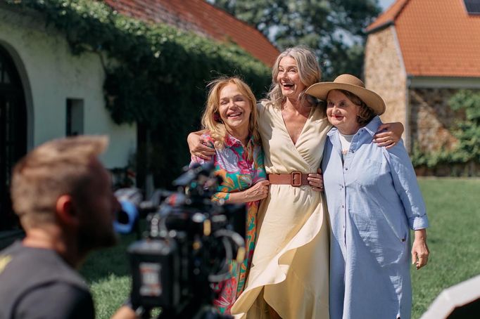 Dagmar Havlová Veškrnová, Pavlína Pořízková a Eva Holubová při natáčení komedie Bardotky.