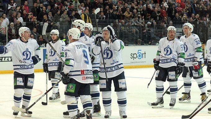 Hokejisté Dynama Moskva, vítězové posledních dvou ročníků KHL, v úvodu nové sezony porazili v repríze posledního finále Čeljabinsk 5:1.