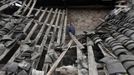 A survivor reacts as she stands in her damaged house after a strong 6.6 magnitude earthquake hit Lushan county of Ya'an, Sichuan province April 21, 2013. Rescuers poured into a remote corner of southwestern China on Sunday as the death toll from the country's worst earthquake in three years climbed to 164 with more than 6,700 injured, state media said. REUTERS/Jason Lee (CHINA - Tags: DISASTER ENVIRONMENT) Published: Dub. 21, 2013, 5:36 dop.