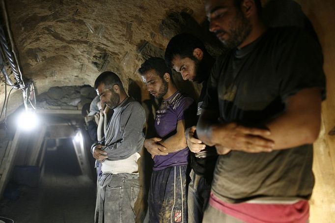 Middle East News - April 1, 2013 April 1, 2013 - Rafah, Gaza Strip, Palestinian Territory - Palestinian workers pray inside a smuggling tunnel between the Hamas-ruled Gaza Strip and Egypt in the southern Gaza Strip city of Rafah on April 4, 2013. The Egyptian army started to knock down Gaza smuggling tunnels last month after a high Egyptian court has urged the authorities in Cairo to tear down all the tunnels along the borders between Gaza and Egypt. Ismail Haniyeh discussed the Prime Minister of the Gaza government with Egyptian President Mohammed Mursi, a few days before the issue of smuggling tunnels