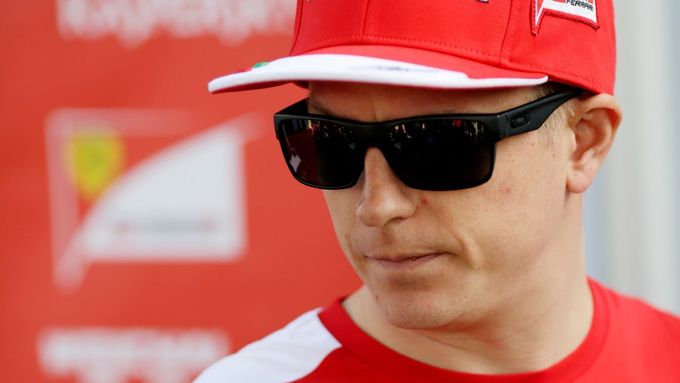 Kimi Räikkönen málem skončil pod koly Red Bullu, před Vettelem vyjíždějícím z boxů ho zachránil na poslední chvíli mechanik.