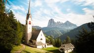 Kostel svatého Jakuba v údolí Val Gardena. Letos to bude již třetí zima, kdy se místo pokouším nafotit pod sněhem. Zatím jsem na něj měl smůlu, tak snad se už tento rok poštěstí.