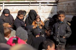 Foto: "Chceme se pomstít, jsou obklíčení." Boj o poslední vesnici IS v Sýrii vrcholí