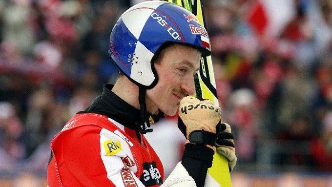 Polský skokan na lyžích Adam Malysz slaví vítězství v letech na lyžích ve slovinské Planici.
