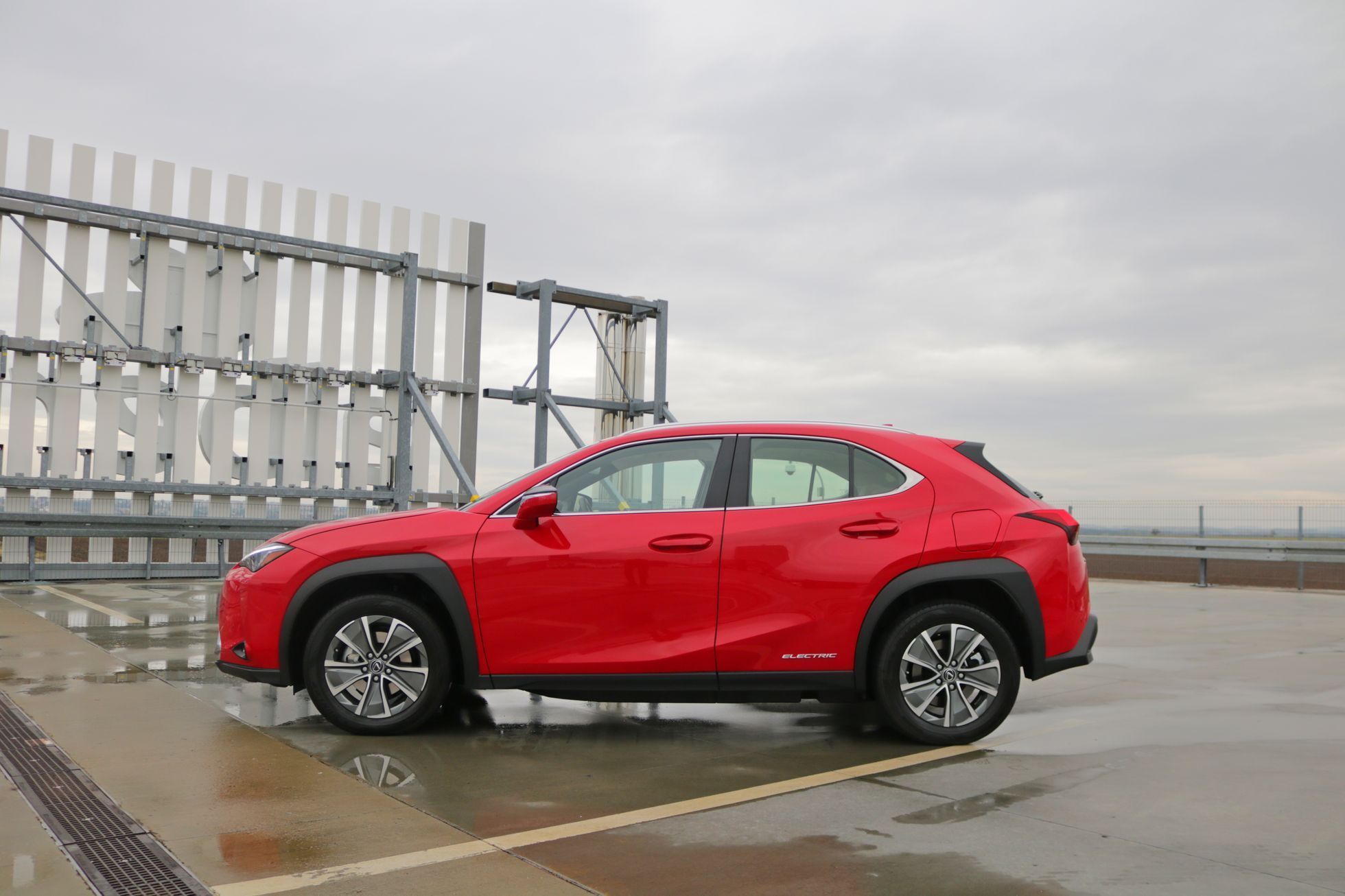 Lexus UX300e elektromobil