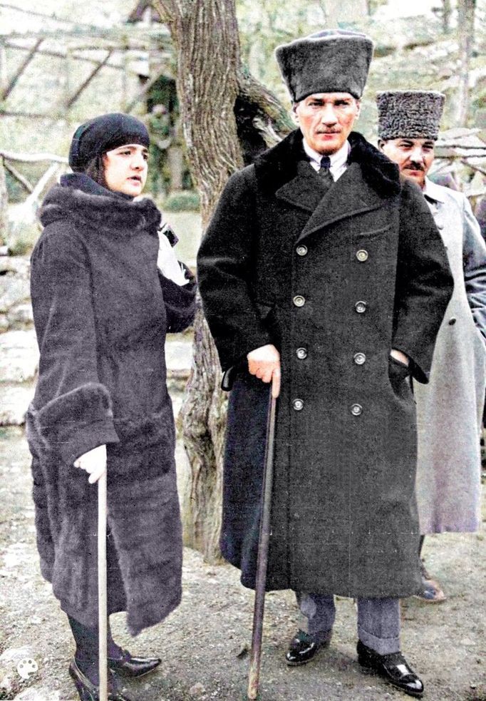 Mustafa Kemal Atatürk manželkou Latifee Hanoum v zahradě jejich vily v poblíž Ankary. Snímek z roku 1923.