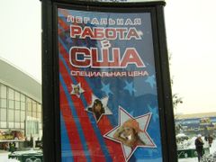 Ačkoliv vztahy Běloruska a USA nejsou dobré, za prací do Spojených států odsud legálně vycestovat lze, jak praví jeden z plakátů.