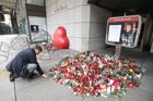 Umělkyni, která zemřela 6. října ve věku 92 let, lidé už od její smrti nosili svíčky a květiny na náměstí Václava Havla u Národní divadla.
