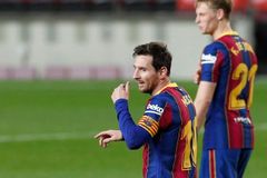 Messi začal na lavičce, pak dvěma góly zařídil výhru nad Betisem