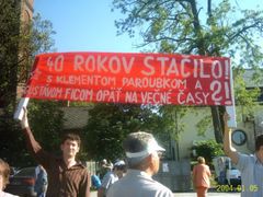 Na vyvrcholení kampaně se přišli podívat také demonstranti.