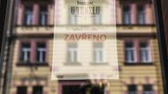 To je případ Hostince U Tunelu v Karlíně. "Je to spíše zimní hospoda, přes léto nikdy nebyly velké výdělky," říká číšník Michal Chaloupka z vedlejší restaurace Peter's Burger Pub, mající stejného majitele i personál. U Tunelu tak alespoň využili pauzu k lehkým opravám a renovacím, otevřou na podzim.