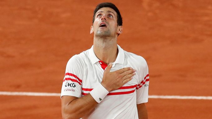 Novak Djokovič slaví triumf nad Rafaelem Nadalem v semifinále French Open.