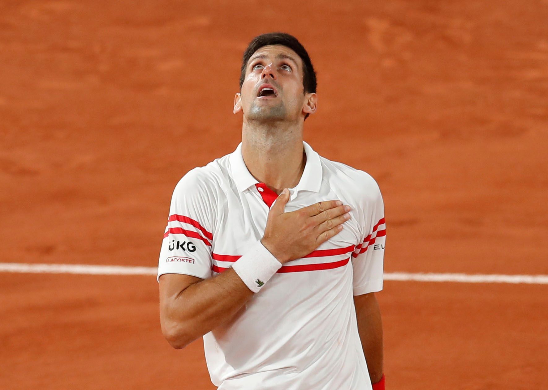 Novak Djokovič slaví triumf nad Rafaelem Nadalem v semifinále French Open 2021