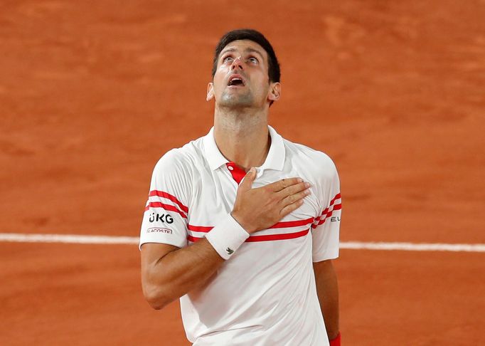 Novak Djokovič slaví triumf nad Rafaelem Nadalem v semifinále French Open.