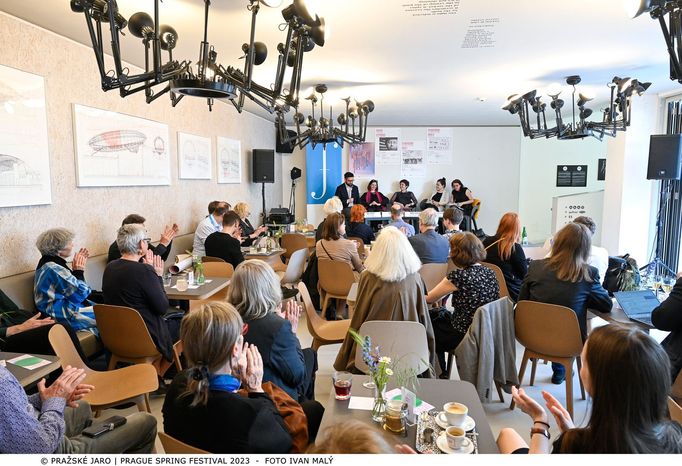 Snímek z debaty, která byla součástí akce Prague Offspring v Doxu.