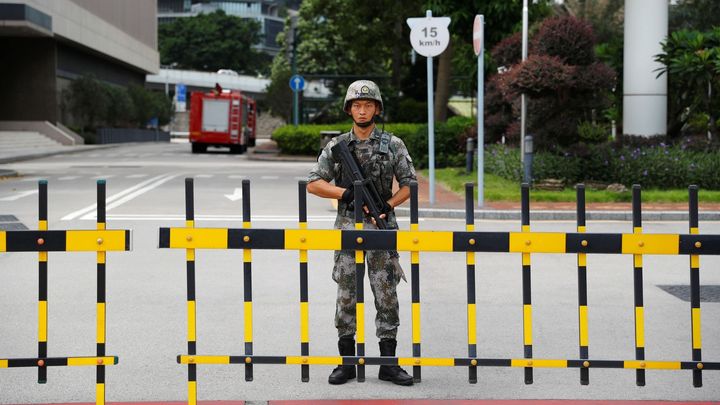 Čínská armáda vyslala do Hongkongu nové vojáky, mezi demonstranty roste strach