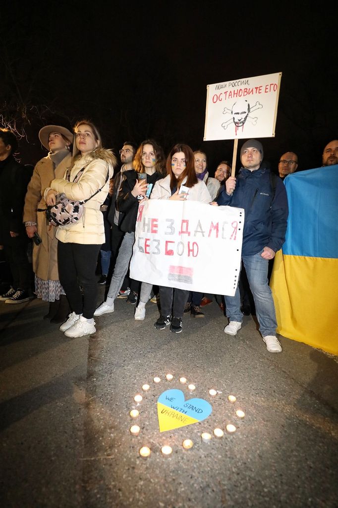 Záběry z pražské demonstrace před ruskou ambasádou na podporu napadené Ukrajině.