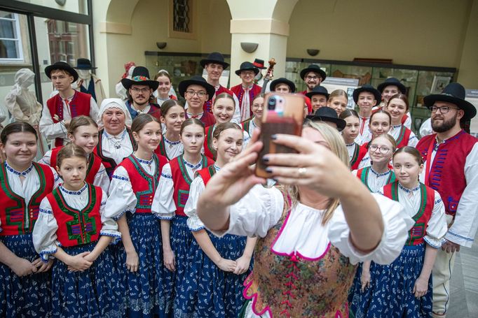 Výstava krojů v poslanecké sněmovně, na kterou dorazili někteří poslanci a poslankyně v krojích