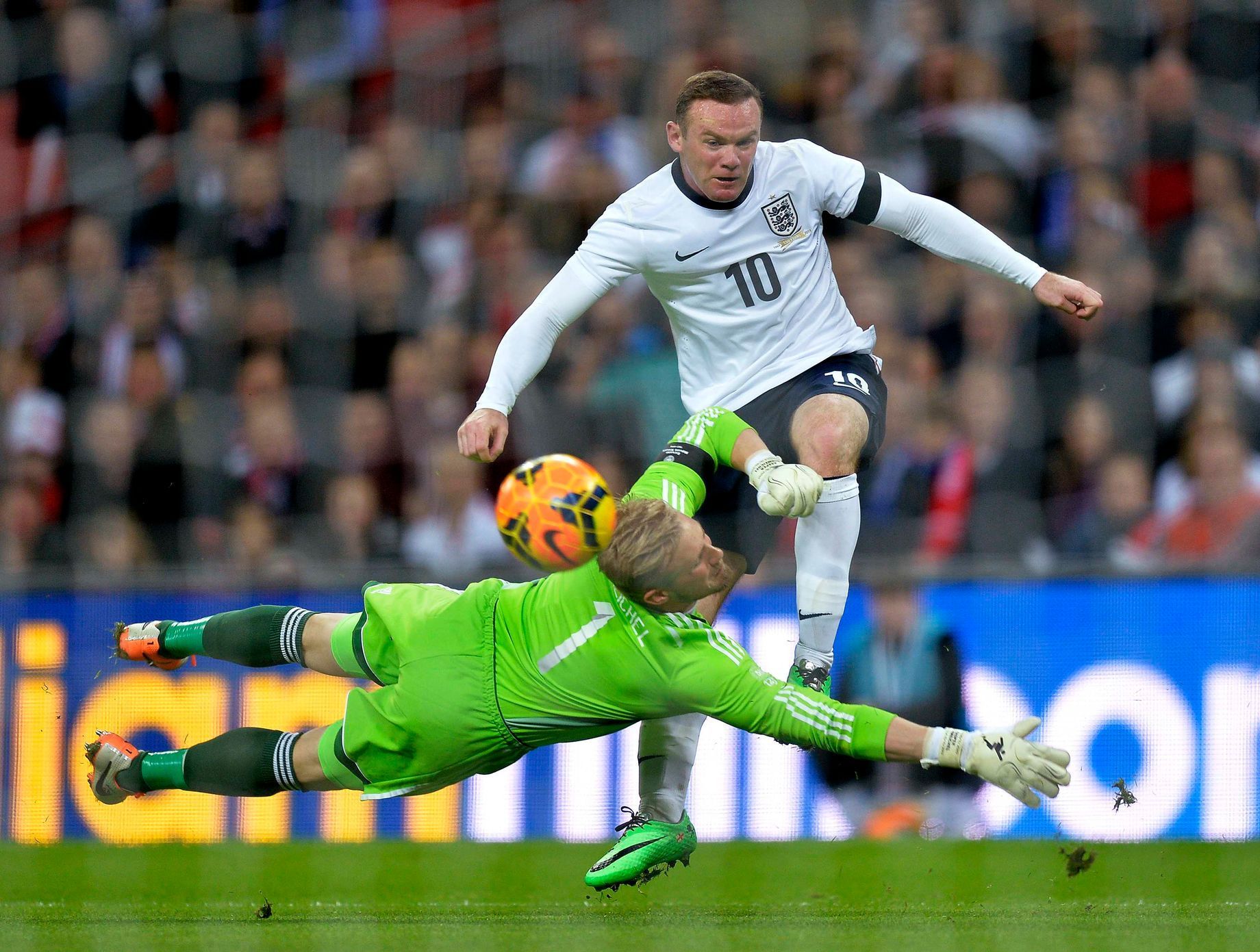 Anglie - Dánsko: Wayne Rooney - Kasper Schmeichel