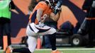 Eric Decker z Denveru přemítá v zápase NFL s Clevelandem. Právě si připsal touchdown.