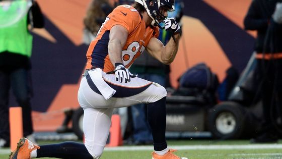 Eric Decker z Denveru přemítá na hřišti. Podívejte se na další momentky z posledního víkendu profesionální ligy NFL před Vánocemi.