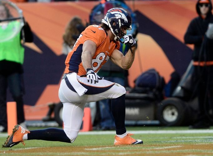 Eric Decker z Denveru přemítá v zápase NFL s Clevelandem. Právě si připsal touchdown.