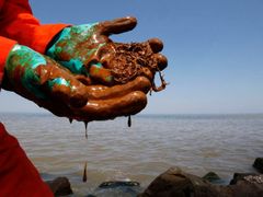 Ropná havárie v Mexickém zálivu má být největší v dějinách, teď se vládní agentura snaží její dopad relativizovat