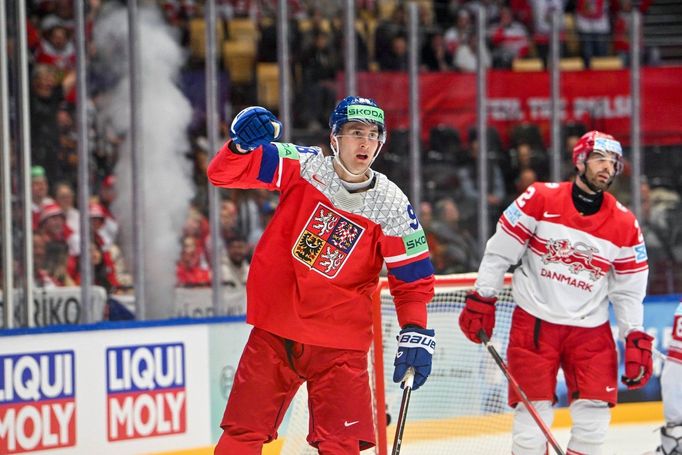 Martin Nečas slaví gól v utkání proti Dánsku na MS 2025