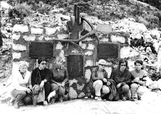 Ženy tragicky zesnulých členů expedice u památníku, 31. 5. 1972, zleva: Zdena Jechová, Jarmila Náhlovská, Eva Novotná, Jaroslava Černá, Dana Mejsnarová (sestra Ladislava