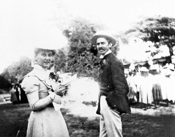 Stephen Crane zřejmě s přítelkyní Corou Taylorovou v Anglii, 1899.