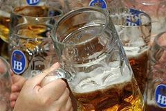 Opilí Britové mají v cizině problémy. Nejvíc v Česku