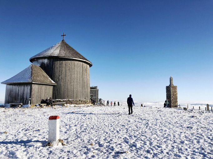 Podívejte se na krásy Inverzního počasí v Krkonoších, které bylo k vidění ve čtvrtek 25. 11. 2021 v okolí Sněžky.