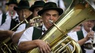 Zahajovací ceremonie se po průvodu hostinských a hudebníků konala jako každý rok ve stanu Schottenhamel s kapacitou 9500 míst.